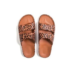 Freedom Moses Leo Toffee Two Band Sandals BNWT Sz 39-40